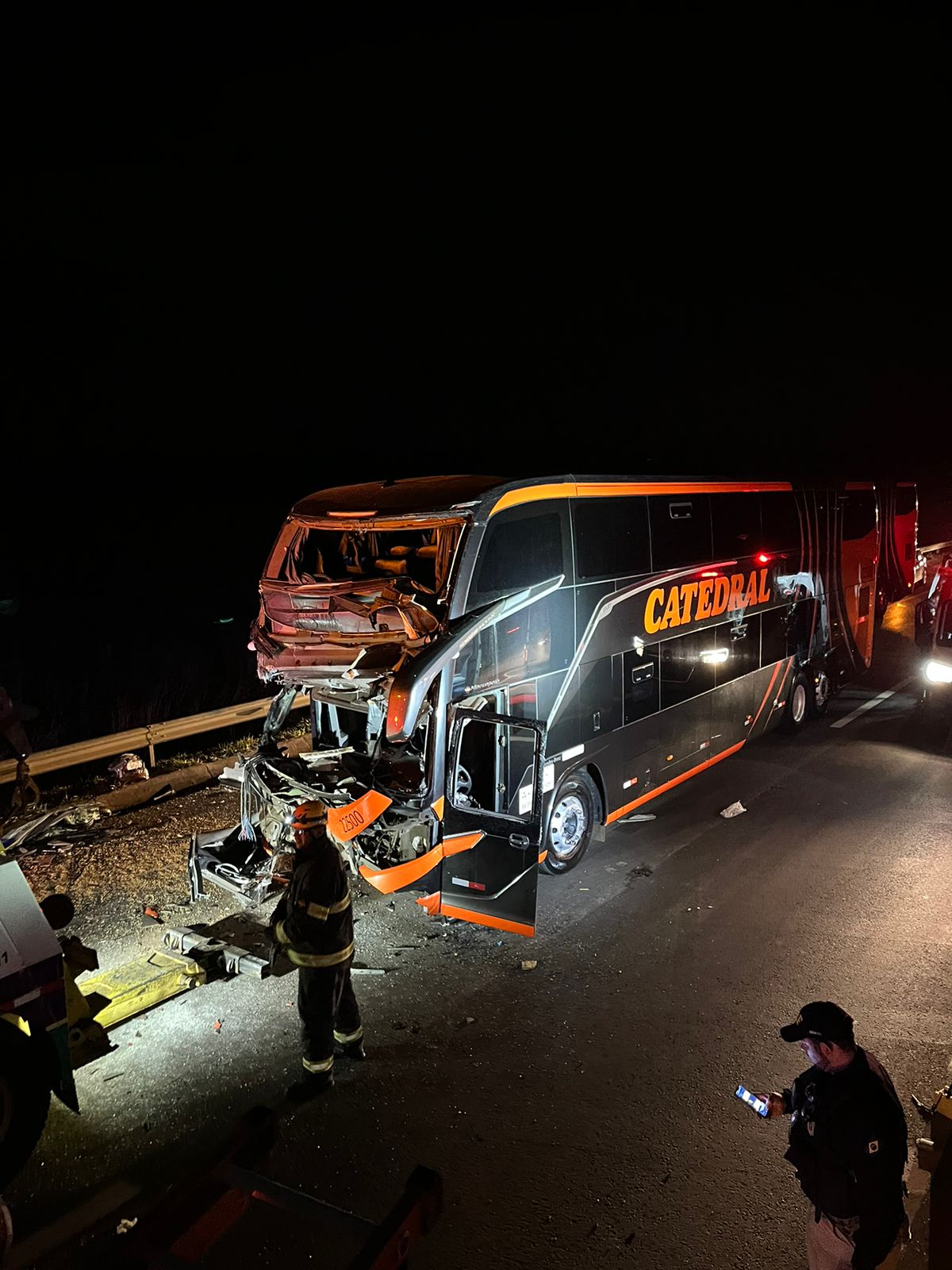 Colisão traseira entre carretas deixa uma pessoa ferida em Campina